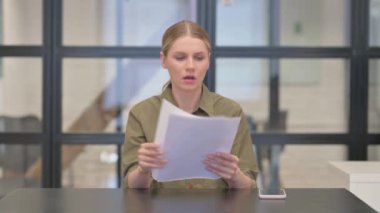 Olgun Yetişkin Kadın Sözleşme Okurken ÜzgünComment