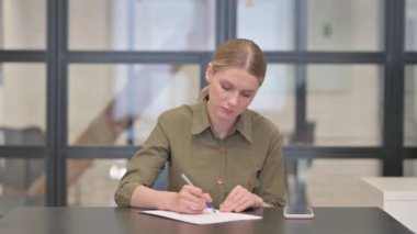 Olgun Yetişkin Kadın Ofiste Mektup Yazıyor