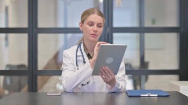 Bayan Doktor Dijital Tablet üzerinde çalışıyor