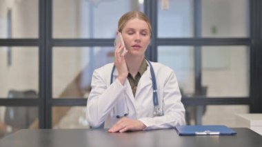 Bayan Doktor telefonda konuşuyor, pazarlık yapıyor.