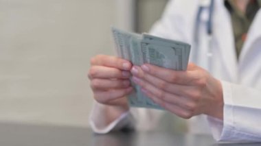Bayan Doktor 'un Para Sayma Yeri