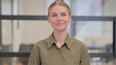 Parmak Kalkmış Genç Kadın Portresi