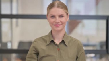 Tamam İşaretli Genç Kadın Portresi