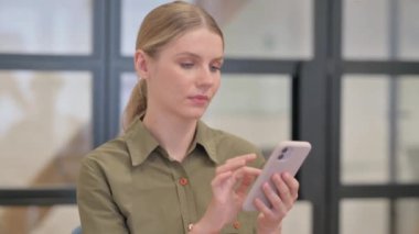 Telefondaki Başarıyı Kutlayan Genç Kadın Portresi