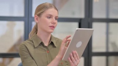 Dijital Tablet kullanan Genç Kadın Portresi