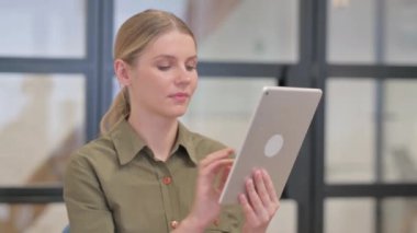 Tablet ile Video Sohbeti Yapan Genç Kadın Portresi