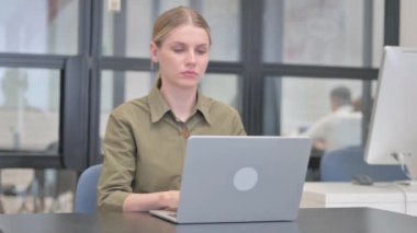 Dizüstü bilgisayarında Sırt Ağrısı Olan Genç İş Kadını