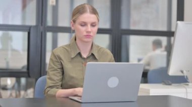 Öksüren Genç İş Kadını Bilgisayarda çalışıyor