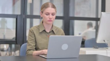 Genç İş Kadını Dişağrısı ile Dizüstü bilgisayarda çalışıyor