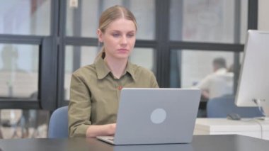 Genç İşkadını Laptop 'ta Video Sohbeti yapıyor