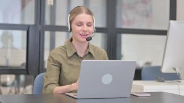 Kulaklıklı Kadın Çağrı Merkezi 'nde Müşteriyle İnternette Konuşuyor