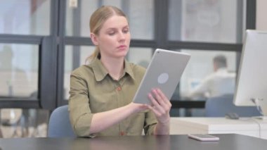 Dijital Tablette Çevrimiçi Kaybla Yüzleşen Genç İş Kadını