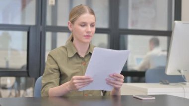 Genç İş Kadını Belgeleri Okurken Kutluyor