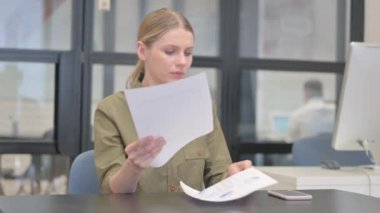 Genç İş Kadını Sözleşme Okurken ÜzgünName