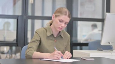 Genç İş Kadını Ofiste Mektup Yazıyor