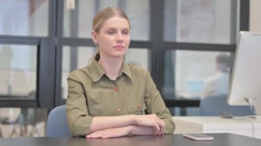 Ofiste Baş Ağrısı Olan Gergin Genç İş Kadını