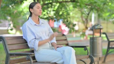 Dişi ağrılı Karışık Yarış Kadını Dışarıda Oturuyor