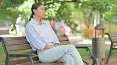 Karışık Irk Kadını Park 'ta Benç Bırakıyor