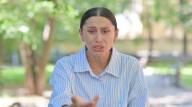 Kızgın Karışık Irk Kadın Kamerada Konuşuyor