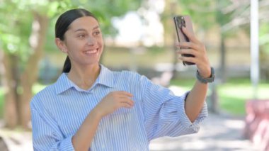 Karışık Yarış Kadını Dışarıdaki Telefondan Video Konuşması Yapıyor