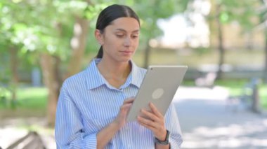 Dışarda Tablet Kullanan Karışık Irk Kadını Portresi