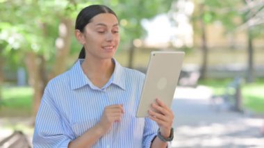 Tablet 'te Video Sohbeti Yapan Karışık Irk Kadını Portresi