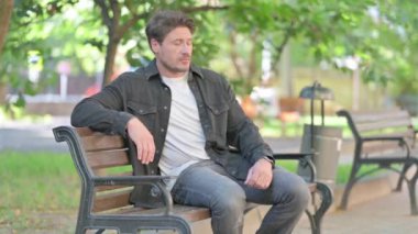 Orta yaşlı adam Bench 'i Park' ta bıraktı.