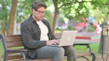 Laptop 'ta çalışan orta yaşlı bir adam.