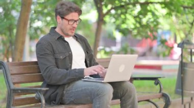 Orta Yaşlı Adam Laptop 'ta Kutlama Yapıyor