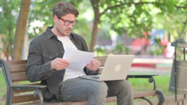 Orta Yaşlı Adam Dokümanlar ve Laptop 'la Kutlama Yapıyor
