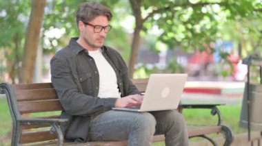 Laptop Sallayan Kadın Açık havada Onaylandı