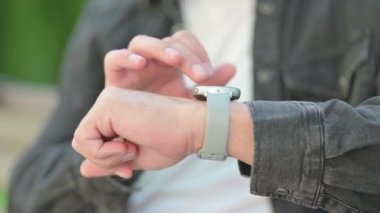 Erkek El Dışarıda Akıllı El Kullanıyor, Kapatın.