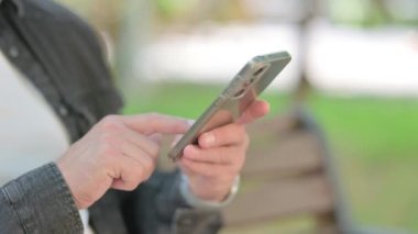 Erkek El Akıllı Telefon Kullanıyor Dışarıda, Kapatın