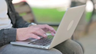 Dizüstü bilgisayardaki Erkek El Daktilo 'sunu kapat
