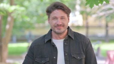 Açık havada Başparmakları Kalkık Orta Çağ Erkeğinin Portresi