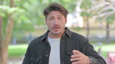 Dışarıda Öfkeyle Konuşan Orta Çağ Adamı Portresi