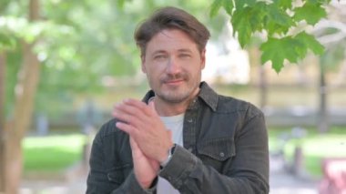 Alkışlayan Orta yaşlı adam portresi