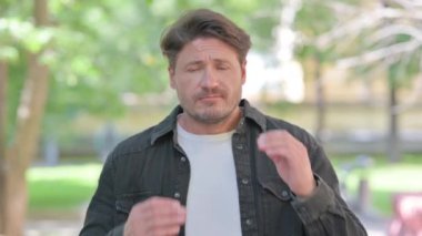 Migreni olan Orta yaşlı bir adamın portresi