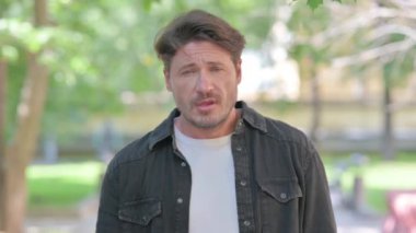 Dışarıda Öksüren Orta Çağ Erkeğinin Portresi