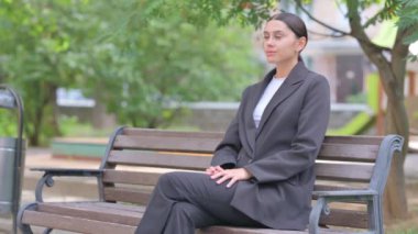 İspanyol İş Kadını Dışarıda Otururken Kameraya Bakıyor