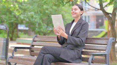 İspanyol İş Kadını Tablet 'te Video Sohbeti Yapıyor