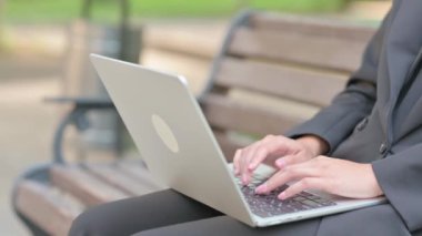 Laptop 'ta yazan İspanyol İş Kadınının Kapısı