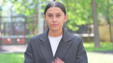 Gergin İspanyol İş Kadını tarafından Reddedilen Jest