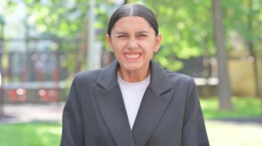 Kızgın İspanyol İş Kadını Dışarıda Kamerada Konuşuyor