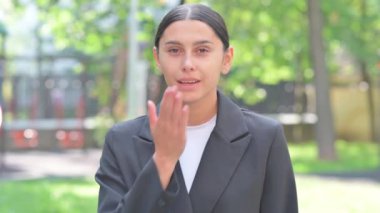 Uçan Öpücük: İspanyol İş Kadını Açık Hava: