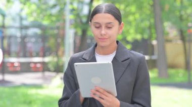 Tablet 'te Kutlanan İspanyol İş Kadını Portresi