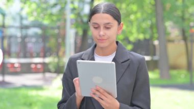 Tablet Kullanan İspanyol İş Kadını Portresi