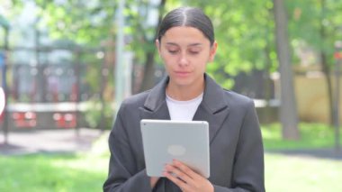 Tablette Kaybı Olan İspanyol İş kadınının Portresi
