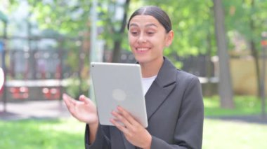 Tablet 'te Video Sohbeti Yapan İspanyol İş Kadını Portresi