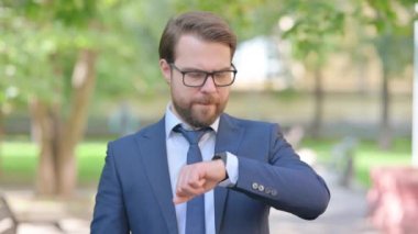 Genç İşadamı Saati Bekliyor ve Kontrol Ediyor